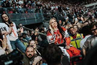 Ewa Farna se v plném Edenu rozplakala. Zpívala v pokojíku i zavěšená na lanech - Seznam Zprávy